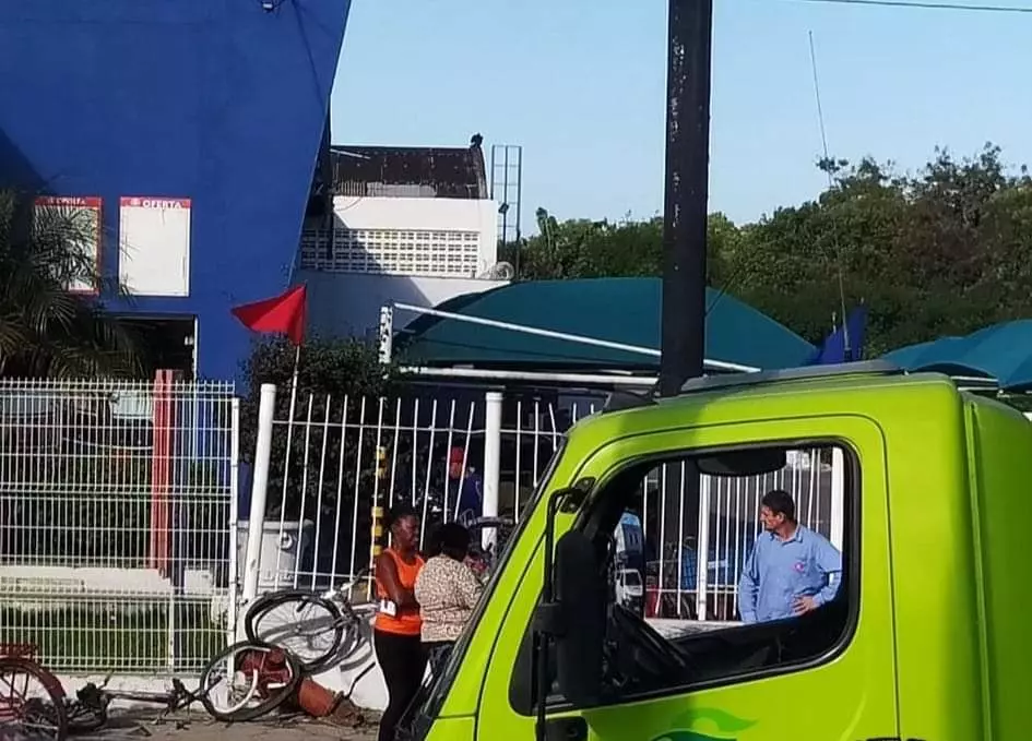 Urgente - Veículo em alta velocidade invade ponto de ônibus e atropela ciclista em São Mateus