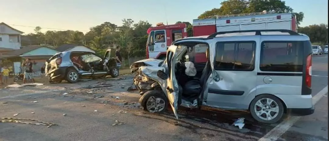 Colisão entre dois veículos deixa três vítimas na BR 101 em Linhares