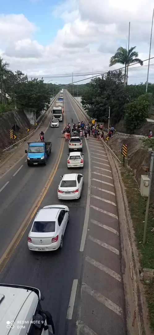 Pescadores de Linhares interditam ponte que dá acesso a vitória em protesto