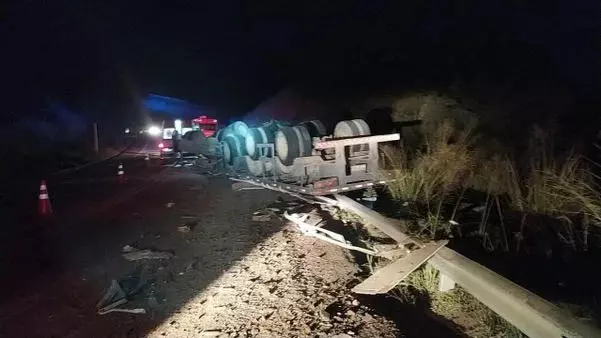 Carreta carregada com bloco de granito Tomba e duas pessoas morrem em João Neiva