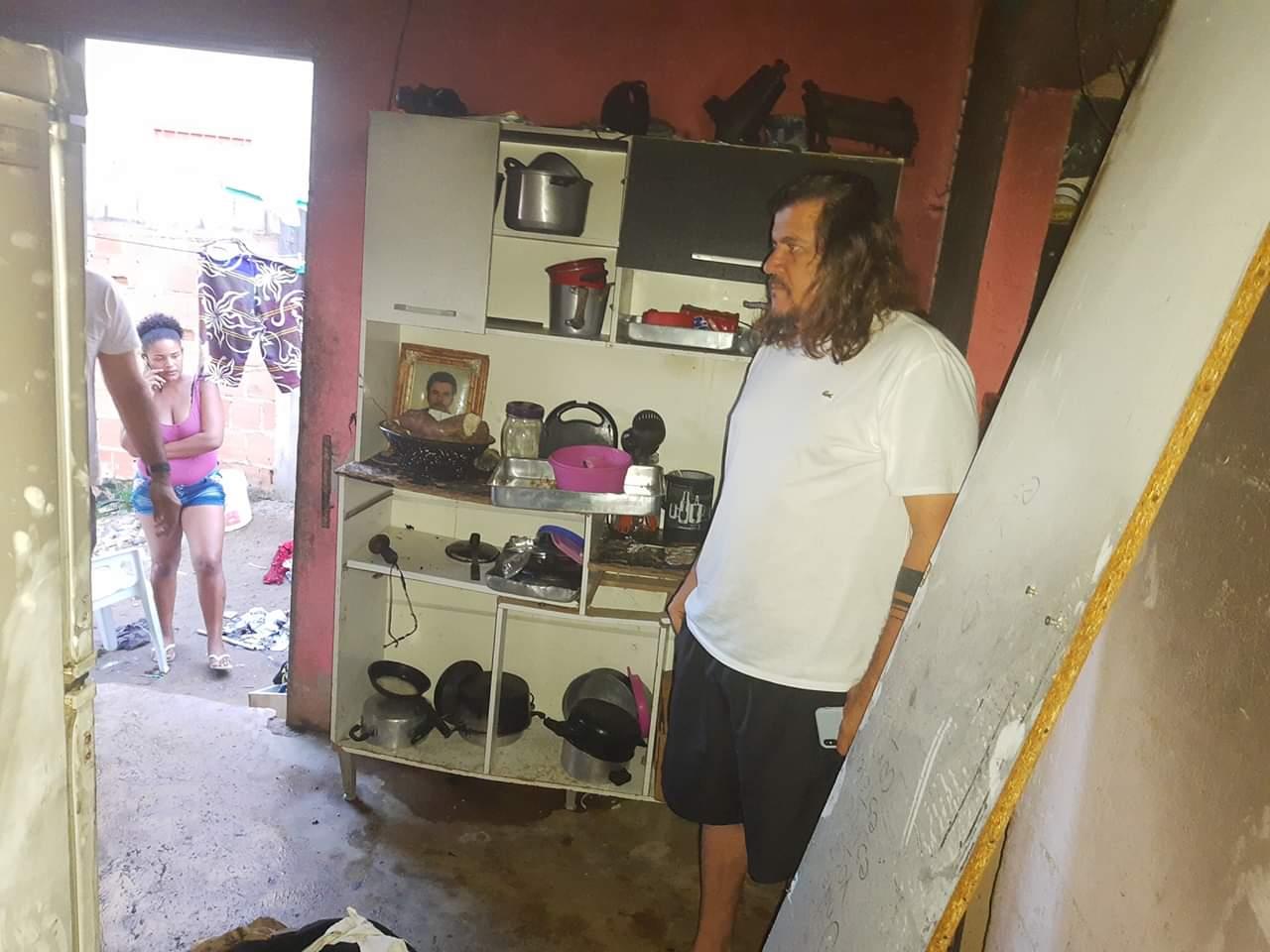 Prefeito Daniel Santana organiza Mutirão para moradora que teve casa incendiada no Bairro Vitória