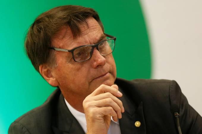 Sem apresentar nenhuma prova, Bolsonaro tenta ligar ONGs a queimadas