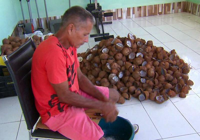 Brasileiro vende cocadas para comprar perucas para mulher com câncer