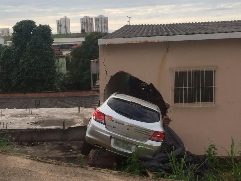 Carro desgovernado desce ladeira e invade igreja