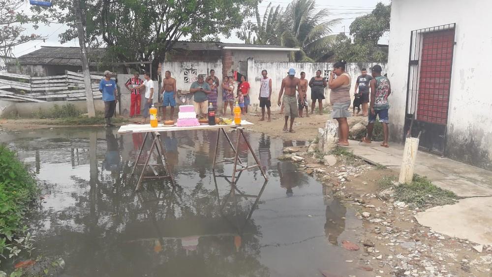 Moradores 'comemoram' 20 anos de buraco em rua com festa