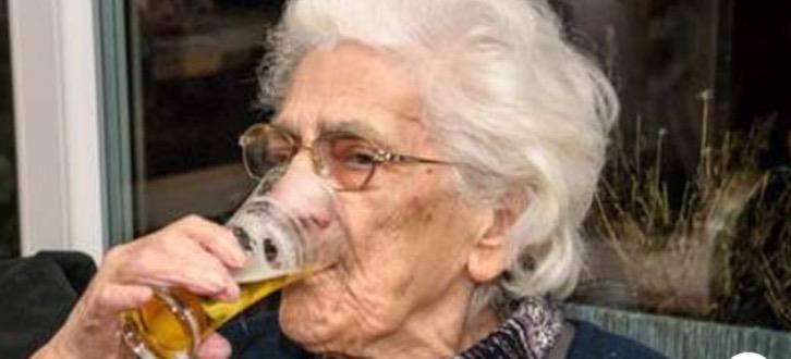 Robertine, de 96 anos, bebe até 20 cervejas por dia