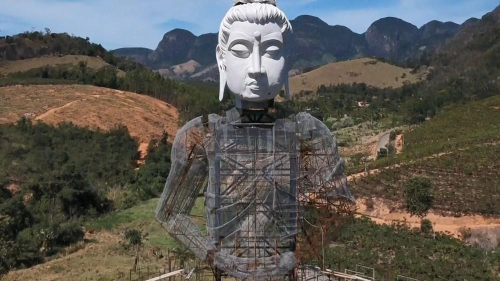 Estátua gigante de Buda vira atração em Ibiraçu, ES