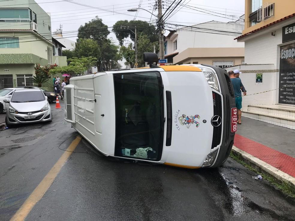 Acidente com van escolar deixa crianças feridas