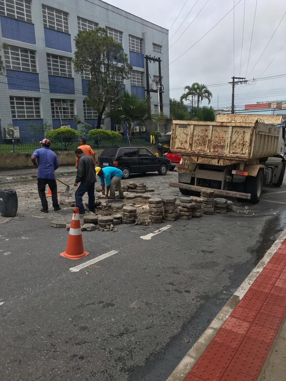 Secretária de obras de São Mateus realiza reparos no Centro da Cidade após fortes chuvas