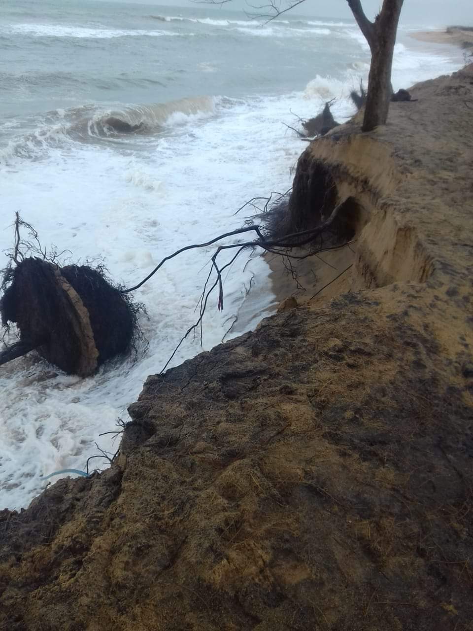 BALNEÁRIO DE POVOAÇÃO EM LINHARES CORRE RISCO DE SER TOMADO PELO MAR