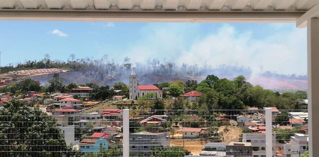 Incêndio destrói vegetação nos arredores de Vila Valério ??