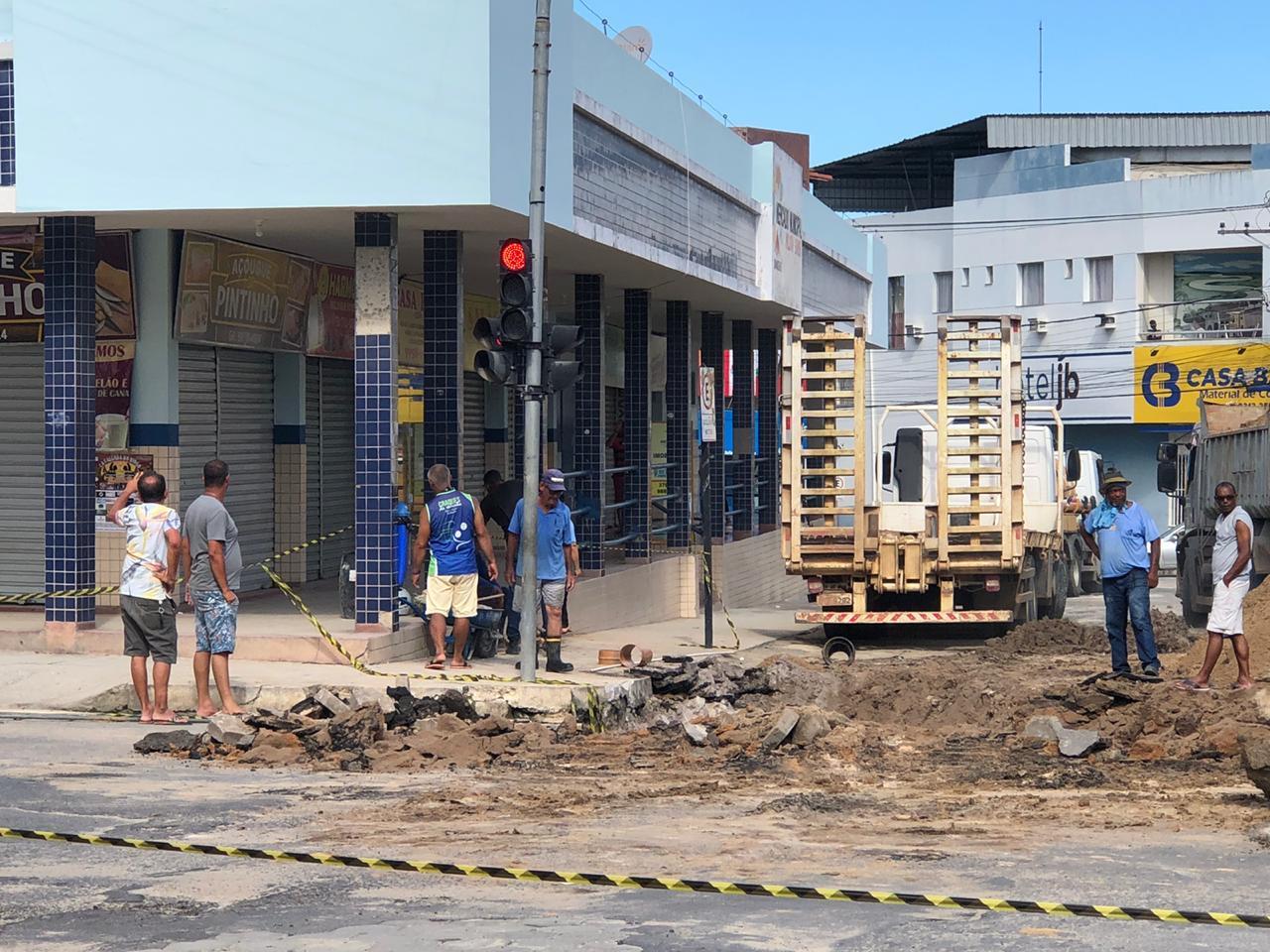 PREFEITURA DE SÃO MATEUS CONSERTA TUBULAÇÃO NO CENTRO DA CIDADE