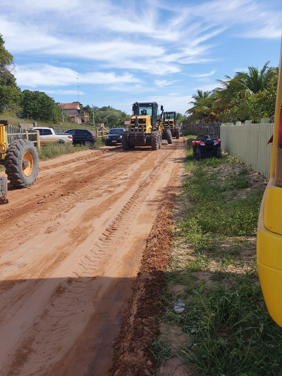 PREFEITURA DE SÃO MATEUS REALIZA OS SERVIÇOS DE PATROLAMENTO E NIVELAMENTO DA ESTRADA DE BARRA NOVA