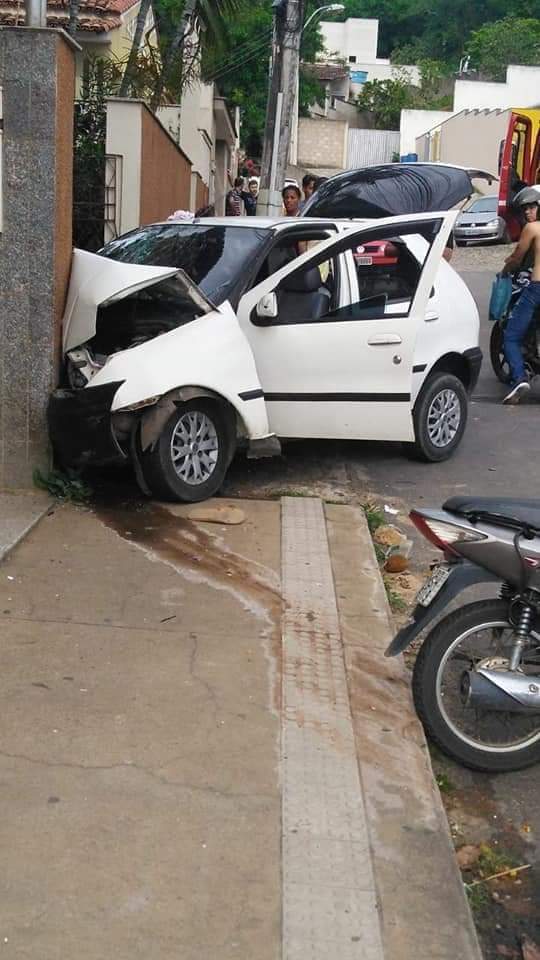 Uma pessoa morta e outras três feridas após carro bater em muro na cidade de Colatina