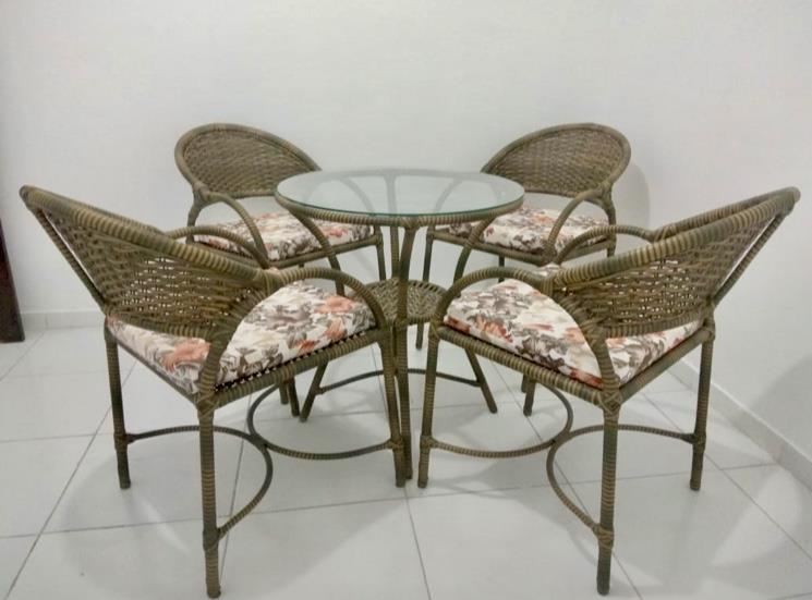 CONJUNTO DE CADEIRAS E MESA