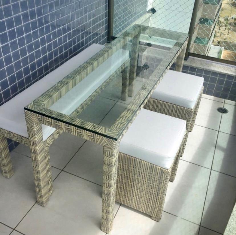 CONJUNTO DE MESA COM BANCOS E PUFFS