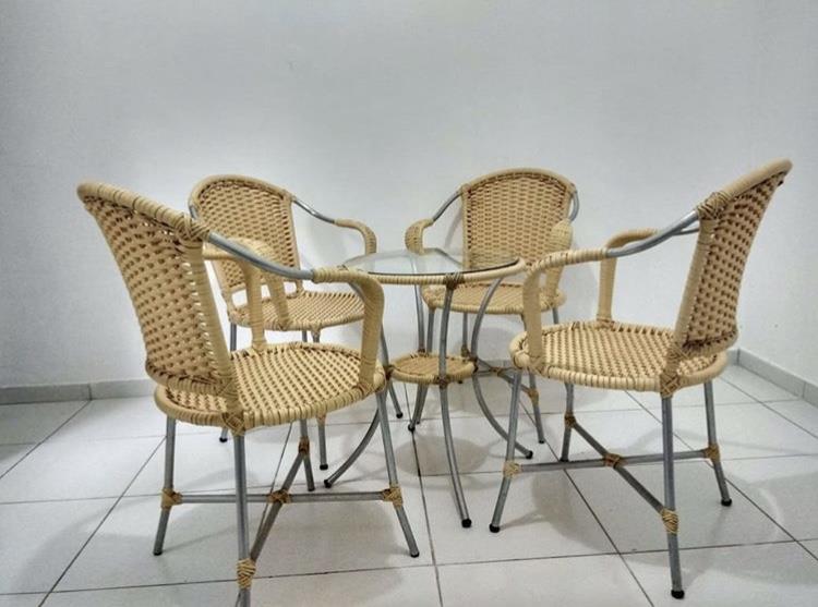 CONJUNTO DE MESA COM CADEIRAS