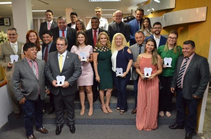 Câmara de Palmas homenageia profissionais da odontologia