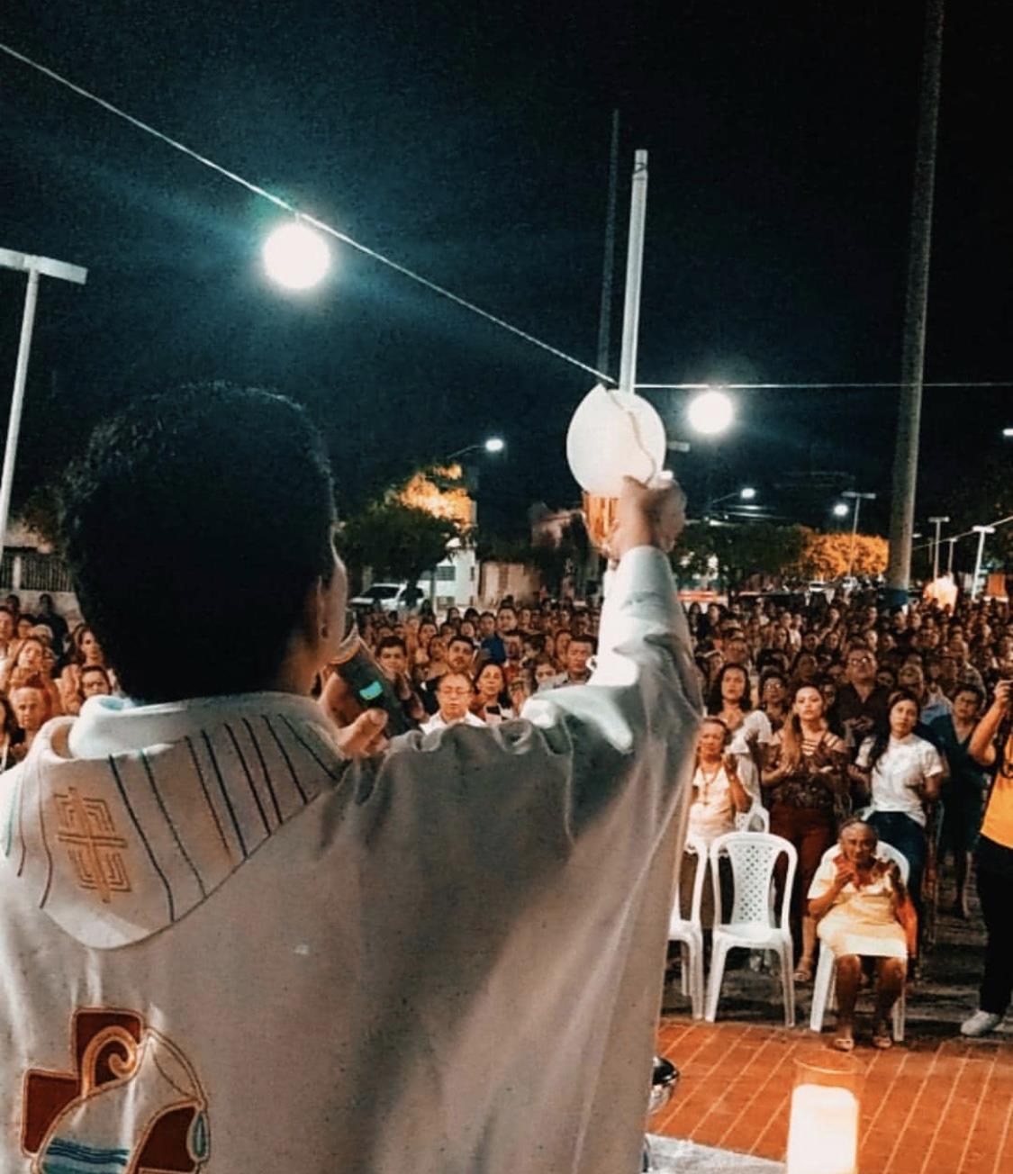 Fiéis lotam Praça Matriz de São Gonçalo do Amarante durante celebração da Missa do Natal