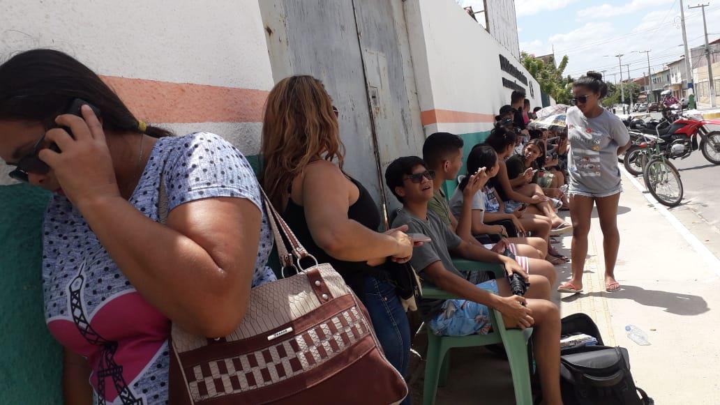 Por mais um ano, pais de alunos formam filas na porta de escola de tempo integral de São Gonçalo do Amarante