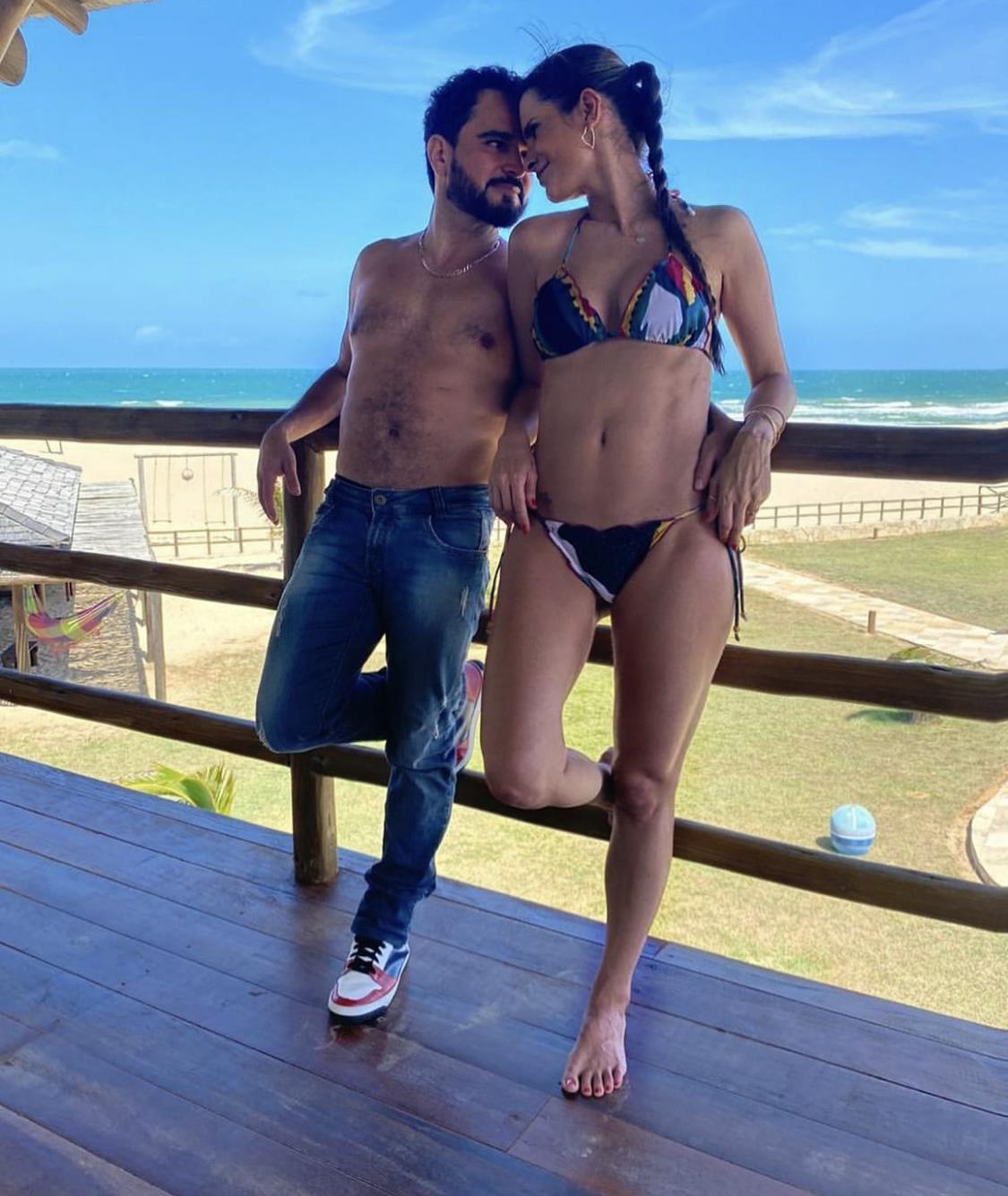 Luciano Camargo curte Praia da Taiba com mulher, Flávia, e filhas; Confira