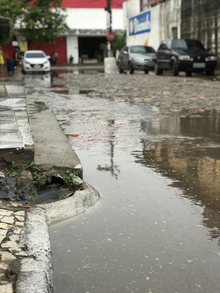 Chuva de 11 milímetros no início da manhã desta quinta-feira alaga ruas e avenidas do Pecém e São Gonçalo do Amarante