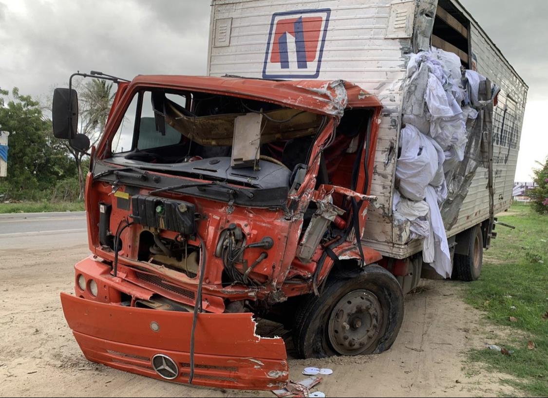 Caminhão fica destruído em colisão frontal envolvendo caçamba e motocicleta em Caucaia