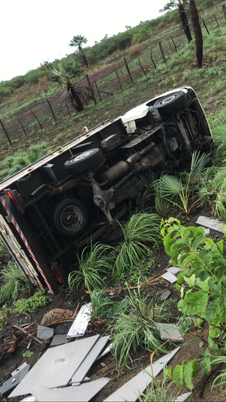 Caminhão tomba após pneu estourar em São Gonçalo do Amarante; 2º acidente do dia