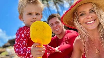 Karina Bacchi passa férias com a família na Praia da Taíba, no Ceará