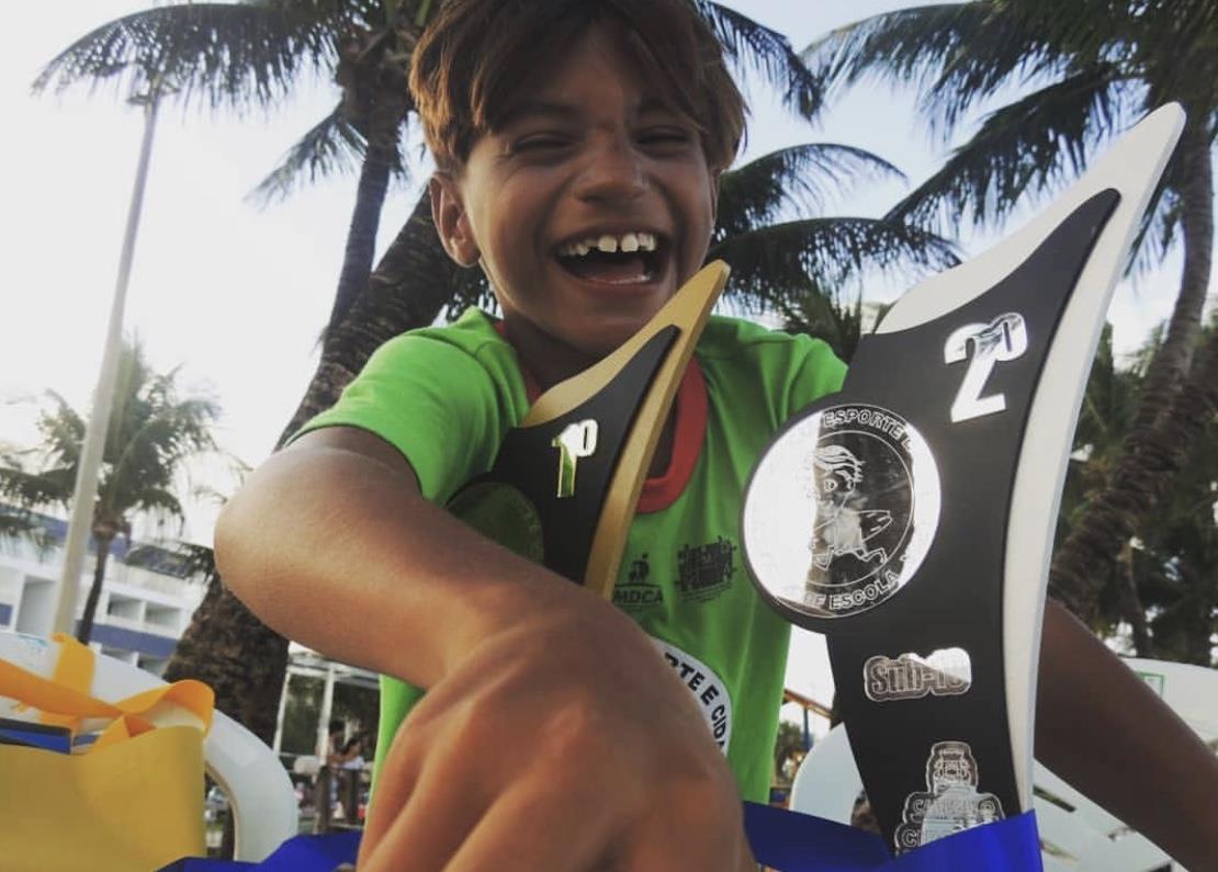 Com apenas 8 anos, morador da Taiba é destaque no surf nacional