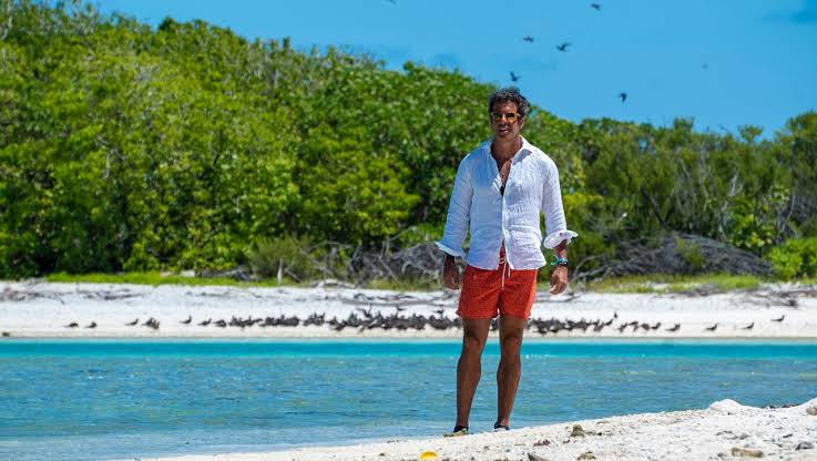 Álvaro Garnero, apresentador da Record TV grava programa na Praia da Taiba