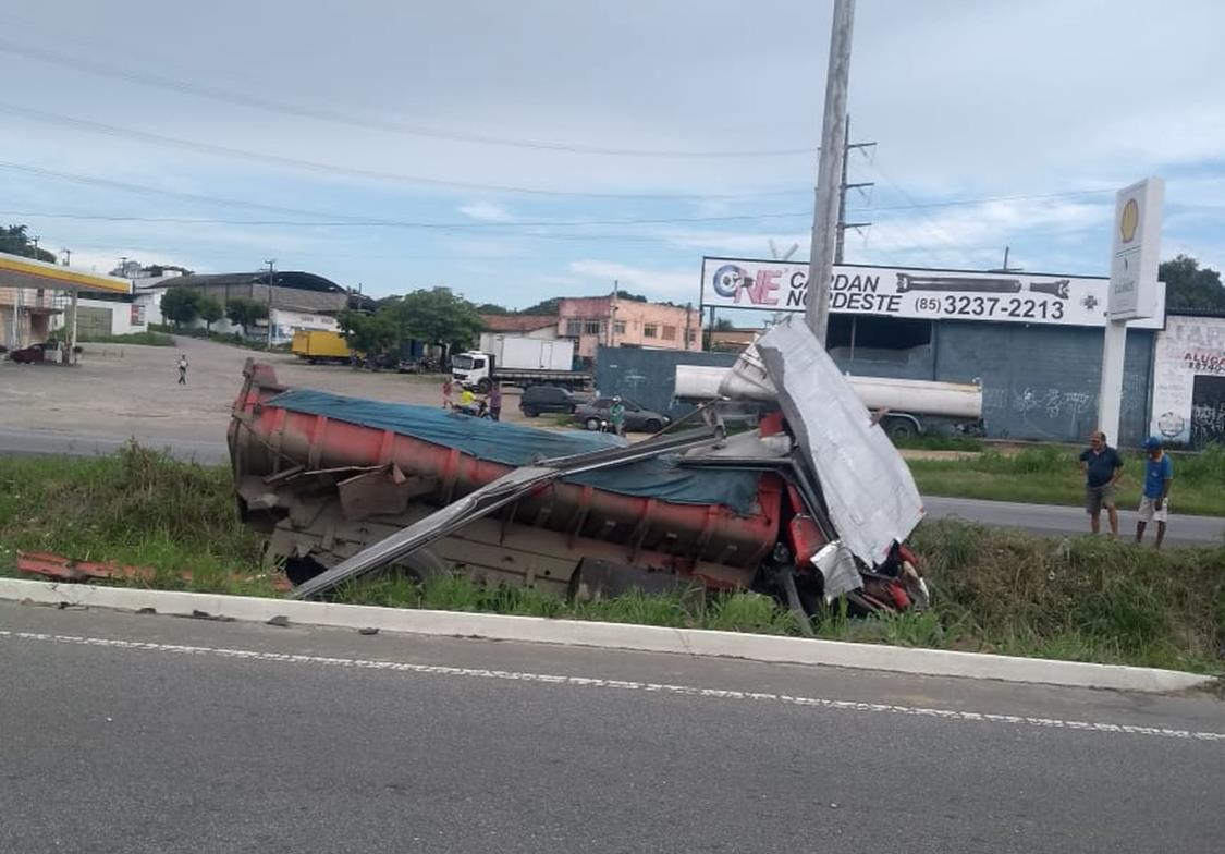 Acidente entre dois caminhões deixa homem preso às ferragens na BR-222