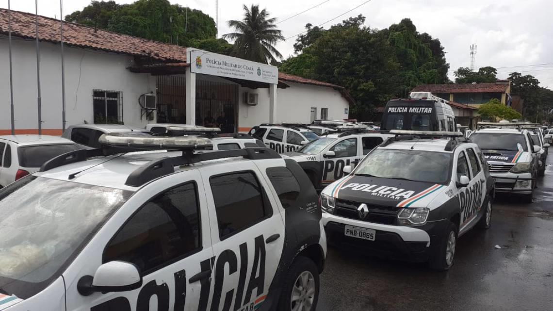 Esposas mantêm policiais 