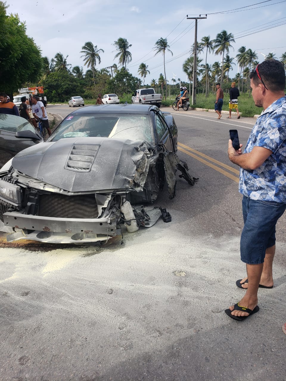 Camaro fica destruído após colidir contra ônibus , na localidade da Parada , em São Gonçalo do Amarante