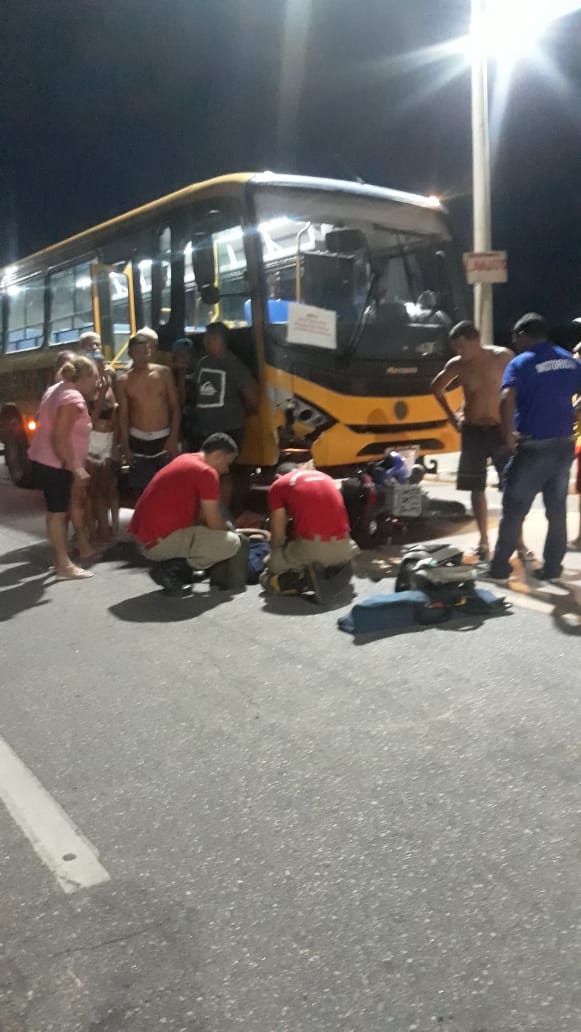 Colisão entre ônibus escolar e motocicleta deixa homem ferido no Pecém