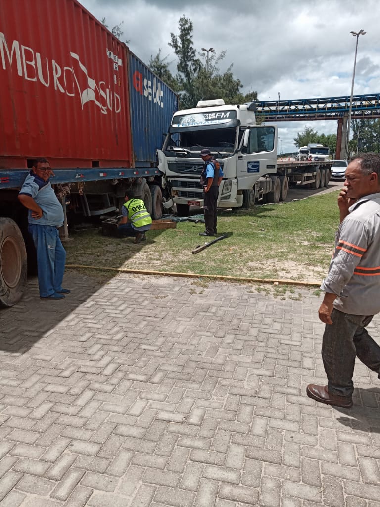 Colisão entre carretas é registrado no Porto do Pecém; Ninguém ficou ferido