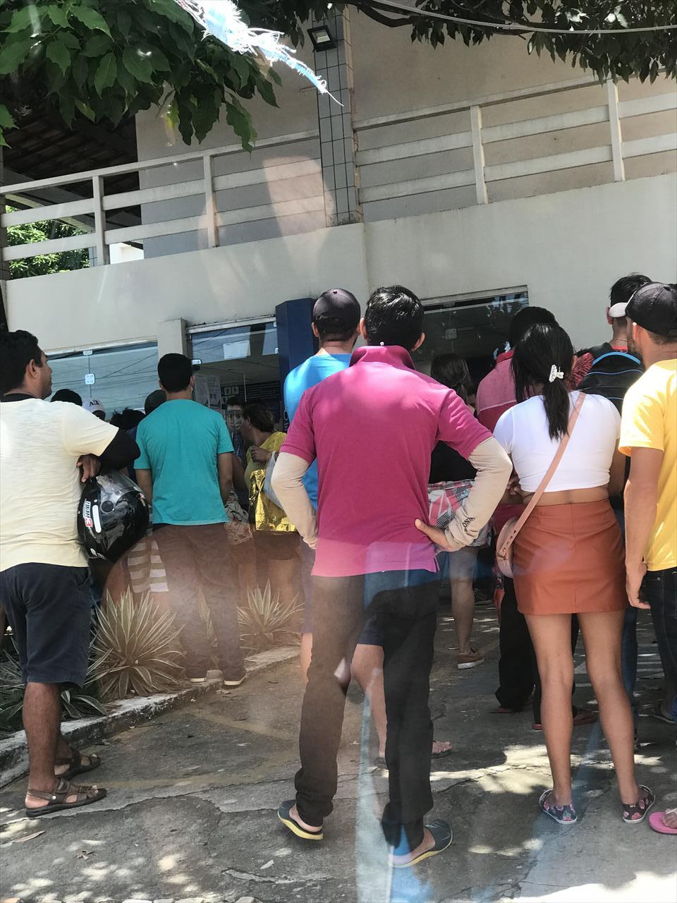 Saque do auxílio emergencial gera fila e aglomeração em agência bancária no Pecém