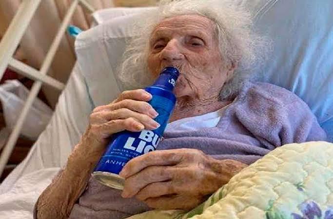 Mulher de 103 anos comemora cura do coronavírus bebendo cerveja