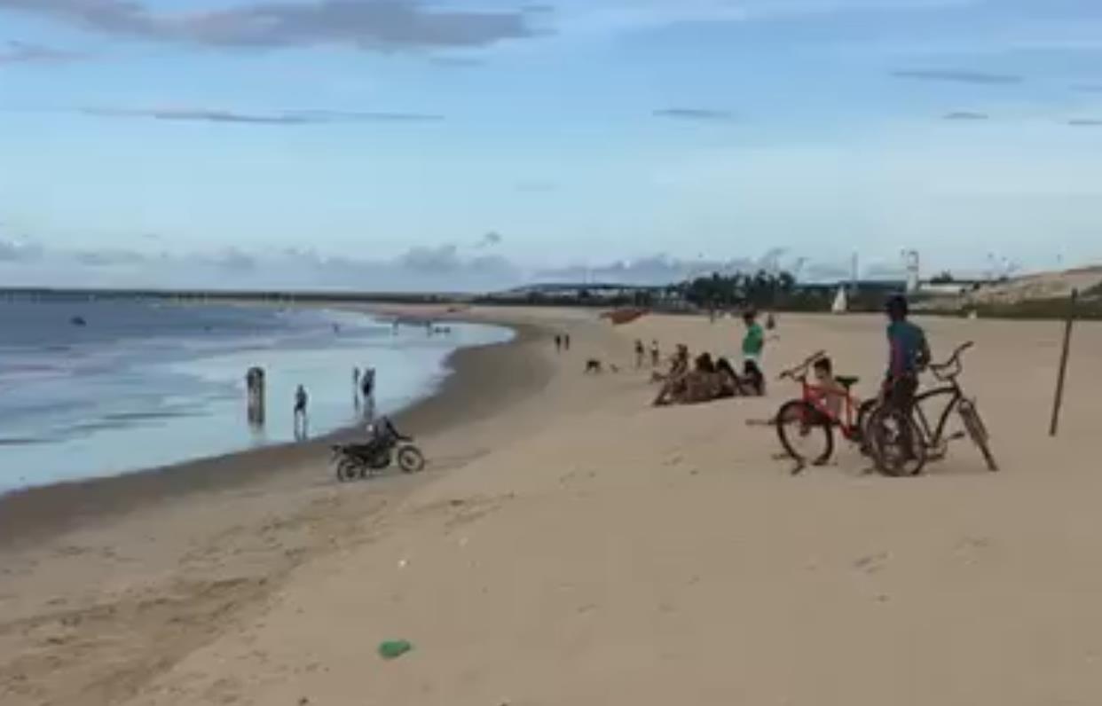 Em meio à quarentena, orla da Praia do Pecém registra  movimentação na tarde deste domingo (31)