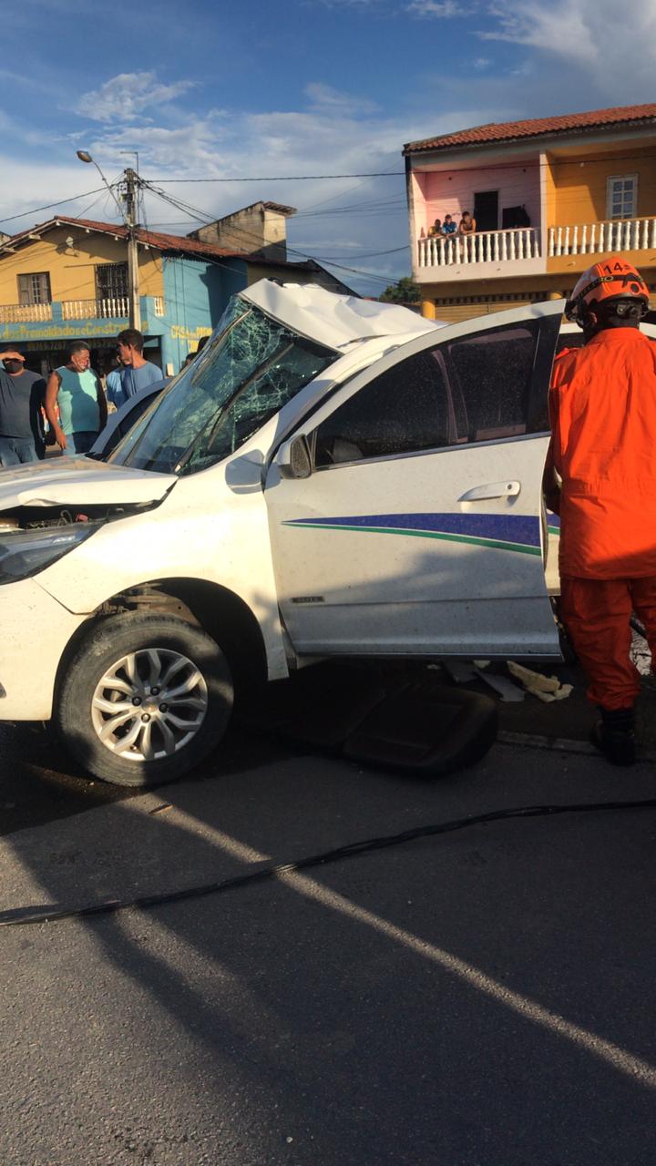 Taxista do Pecém perde o controle do veículo e colide contra poste na Caucaia