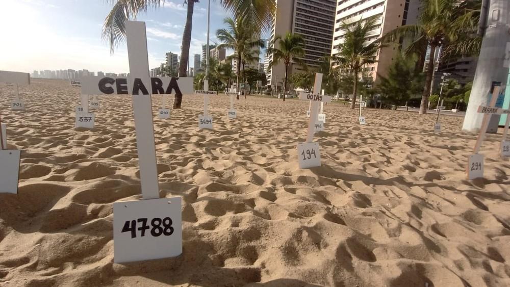 Ato de médicos homenageia vítimas de Covid-19 com cruzes em praia de Fortaleza