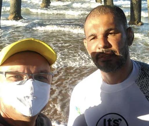 Lutador de MMA, Minotauro visita Praia do Pecém e tira foto com fã