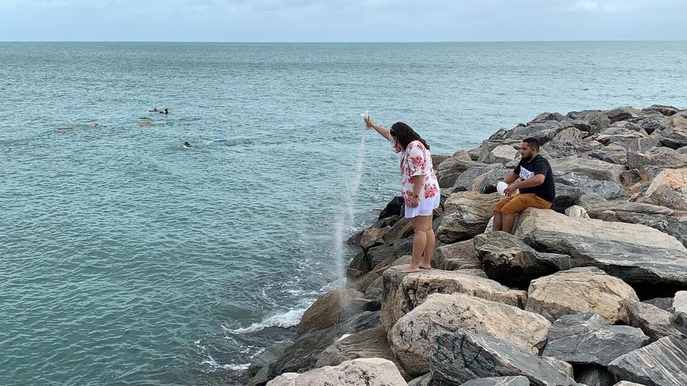 Motorista de app assassinado em Fortaleza é homenageado e tem cinzas jogadas ao mar