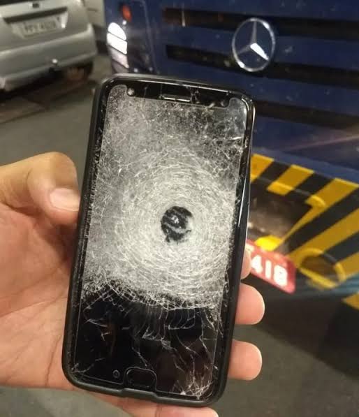 Mulher escapa de tiro em tentativa de assalto após bala atingir celular que estava na mochila, em Fortaleza