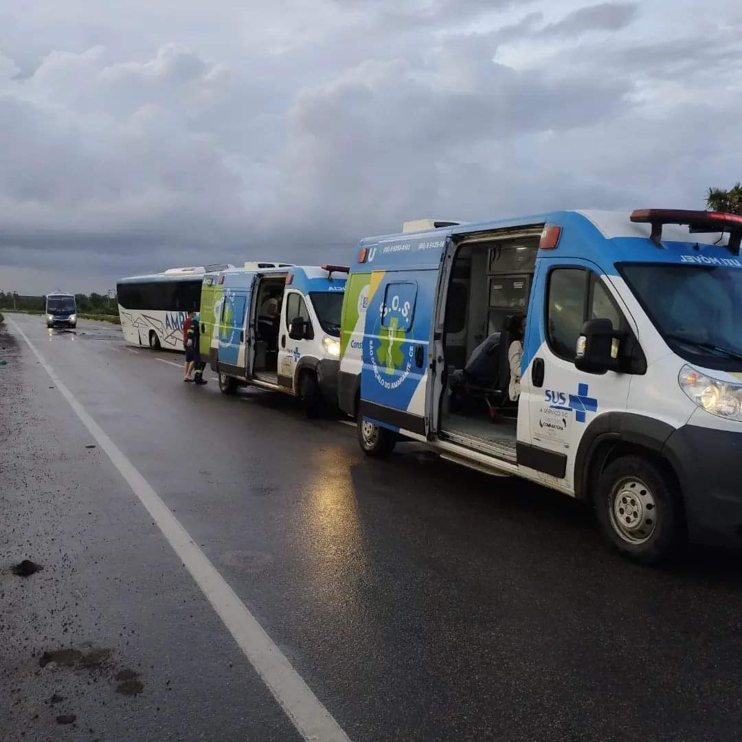 Motorista perde o controle e bate em  mureta de ponte em São Gonçalo do Amarante