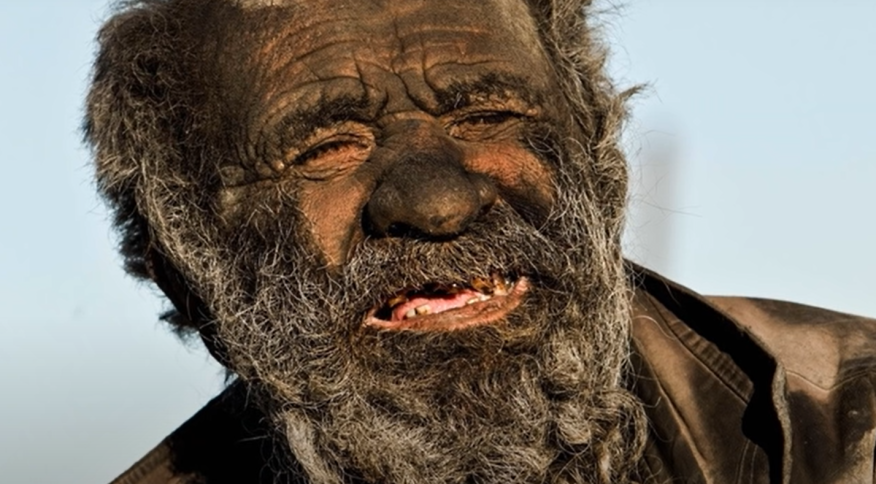 Homem mais sujo do mundo falece meses depois de tomar banho; Mais de 50 anos sem tomar banho