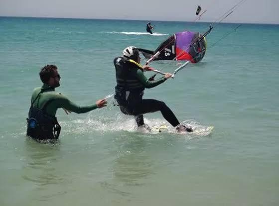 Turista francesa sofre acidente ao praticar kitesurf na Praia da Taiba