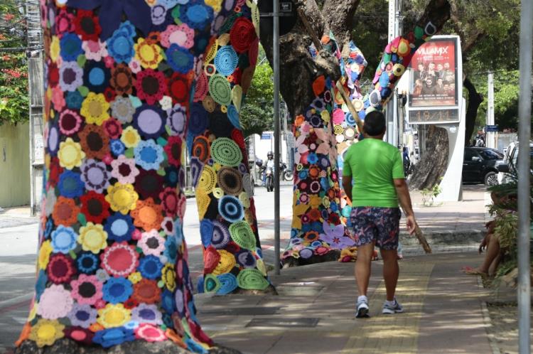 Associação de Artesãs de São Gonçalo do Amarante decoram praça de Fortaleza para o Natal