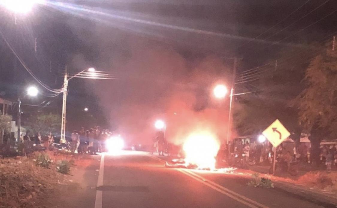 Assaltantes são perseguidos, agredidos e incendiados por moradores em Maranguape