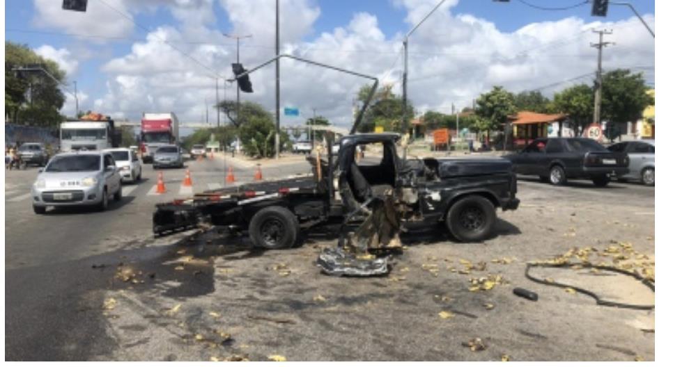 Caminhonete carregada de frutas colide com ônibus na BR-222 e deixa via bloqueada, em Caucaia